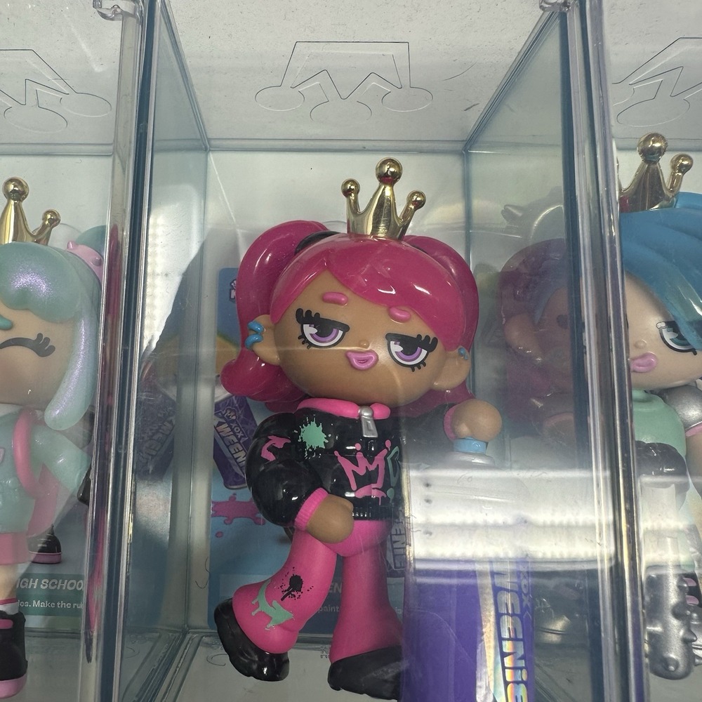 7  XOX Kweenie figurine dolls with cases and cards. - Picture 7 of 8